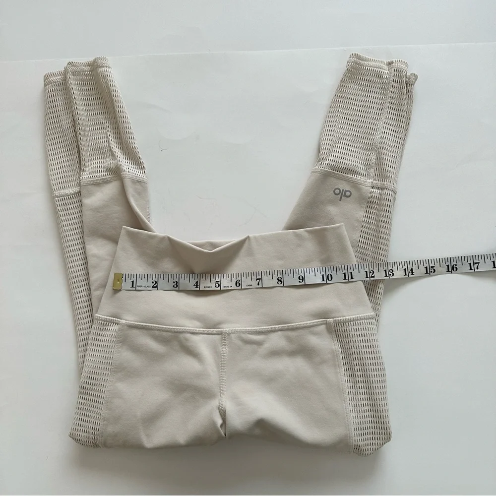 Alo Yoga Off The Grid Capri Color Bone Size Small - Picture 8 of 14